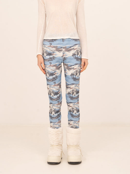 Leggings femeninos ajustados en tonos azules con estampado inspirado en paisajes de ski, tejido elástico y cómodo de efecto segunda piel, ideales para looks de invierno, après-ski o estilismos casuales con un toque moderno y funcional.