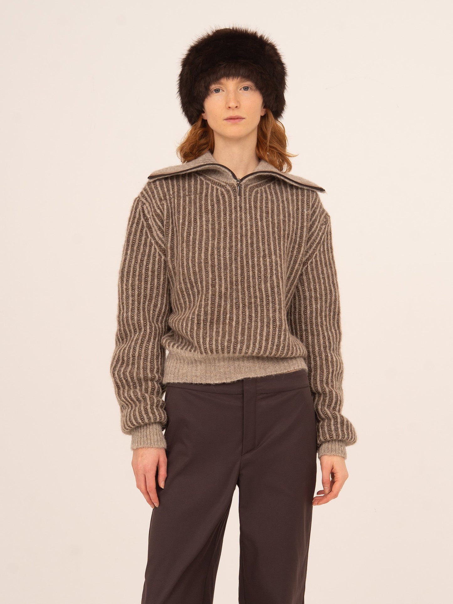 Top femenino de punto en color marrón con textura acanalada y cuello tipo polo, diseño cálido y confortable con corte relajado, ideal para looks de invierno elegantes, estilismos urbanos o conjuntos de inspiración après-ski.