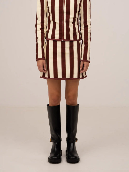 Falda mini con rayas verticales en tonos burdeos y crudo, corte recto y diseño ajustado.
