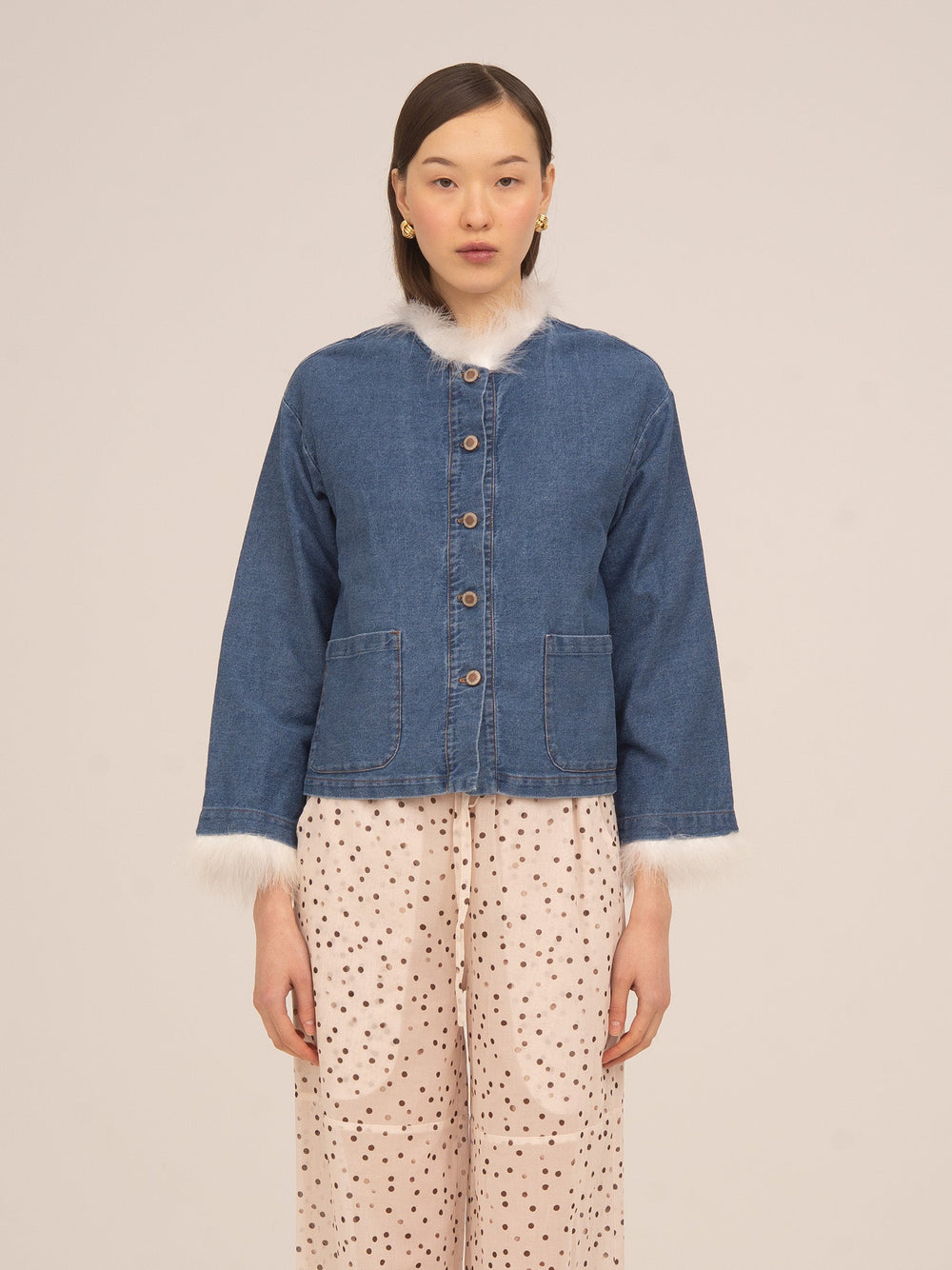 Chaqueta vaquera azul de Carmen Says con botones frontales y detalles de pelo en cuello y puños, diseño denim femenino y sofisticado ideal para looks urbanos con un toque cálido y elegante.