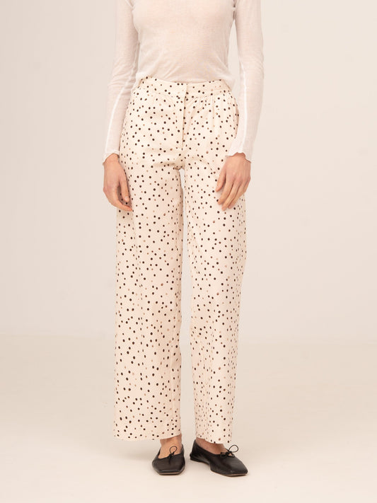 Pantalón blanco con estampado de lunares negros de Carmen Says, corte recto y diseño femenino y elegante ideal para looks sofisticados y conjuntos de temporada.