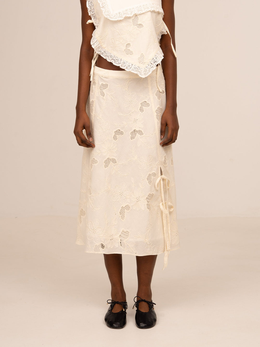Falda midi color crema para mujer con bordado floral