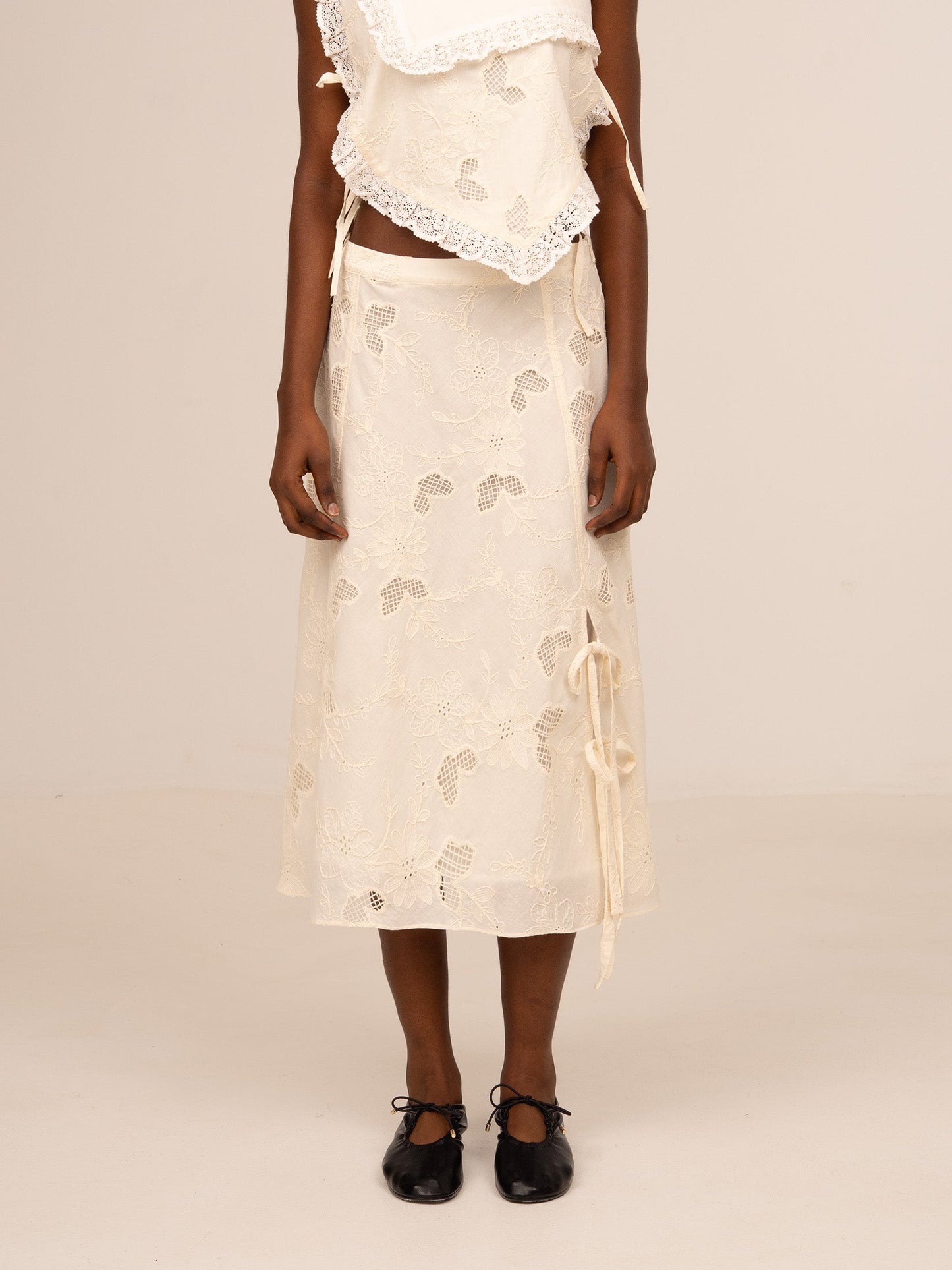 Falda midi color crema para mujer con bordado floral