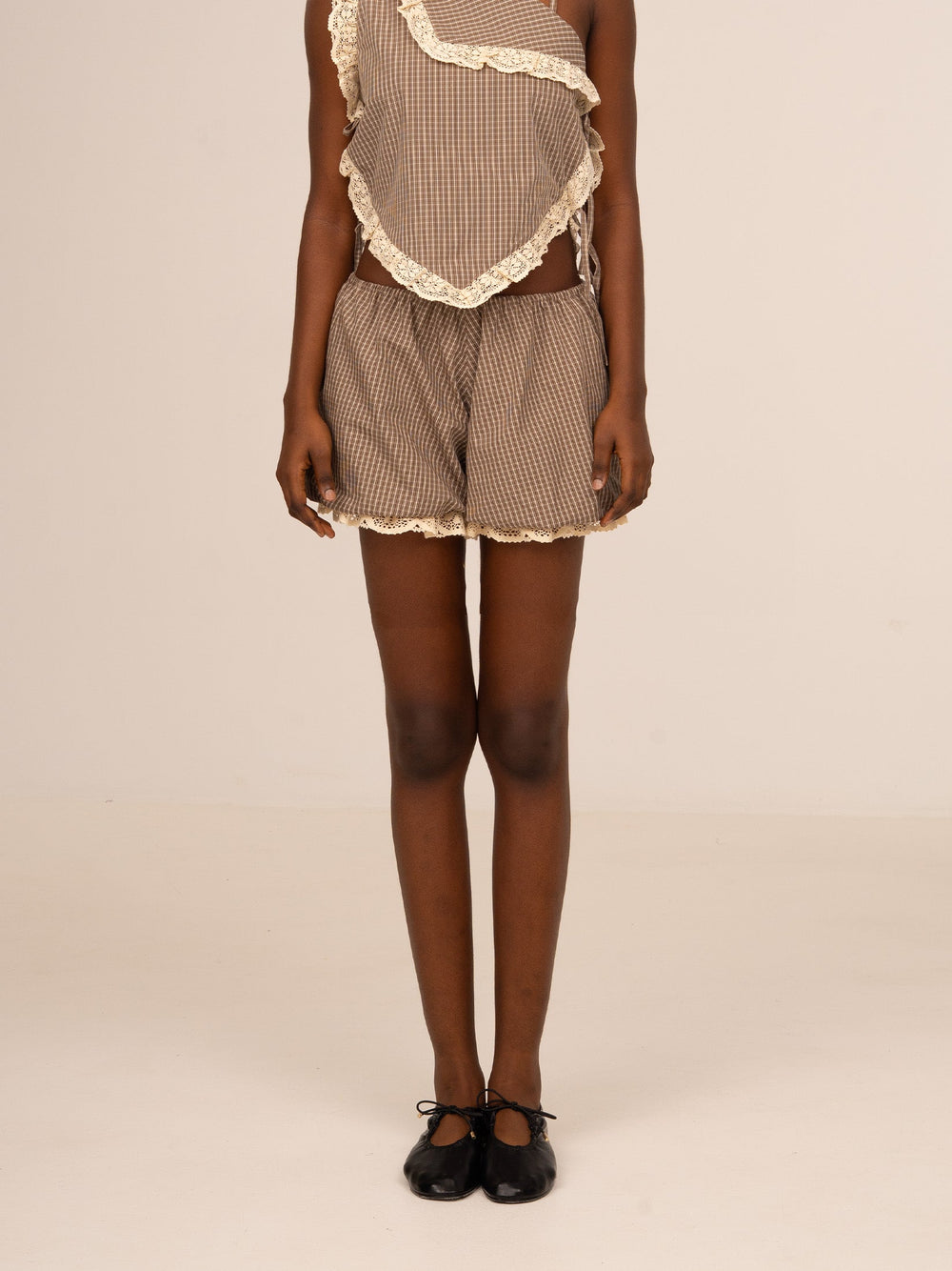 Shorts de cuadros marrón para mujer con corte globo y tiro bajo