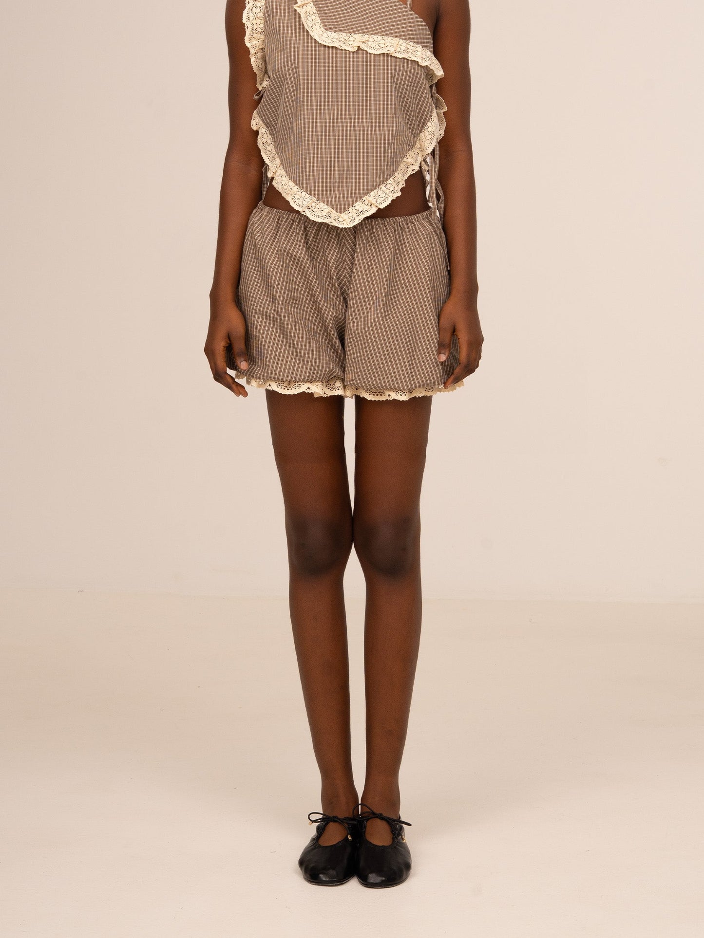 Shorts de cuadros marrón para mujer con corte globo y tiro bajo