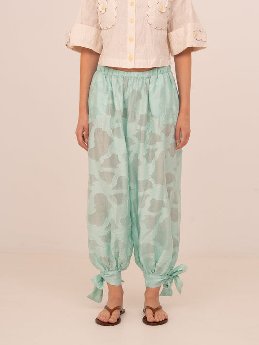 Pantalón azul de pierna ancha con diseño fluido y cintura elástica. Confeccionado en tejido ligero con detalle de lazadas ajustables en el bajo. Un pantalón cómodo y versátil ideal para looks relajados con estilo.