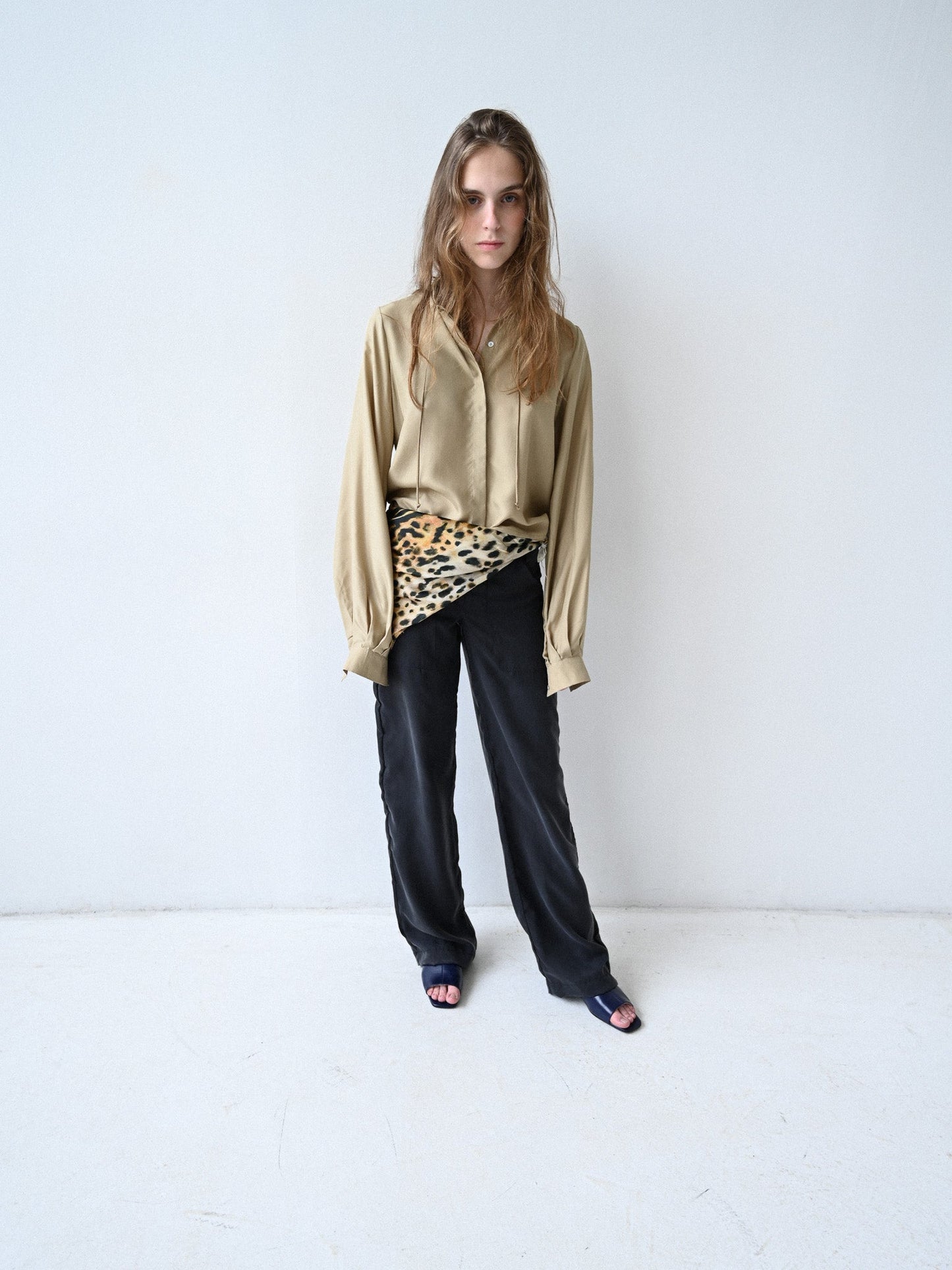 Item 26-0012 / Noa Trousers III (Dark Grey)