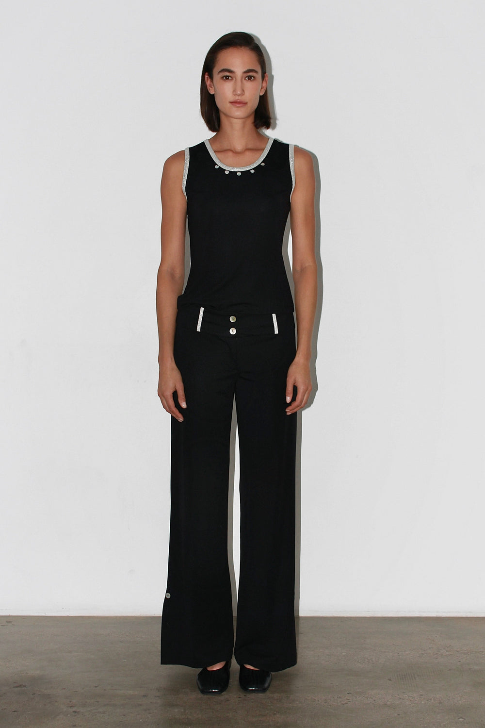 Front view of the Zeynep Pants – high-waisted black trousers with a straight and structured cut.