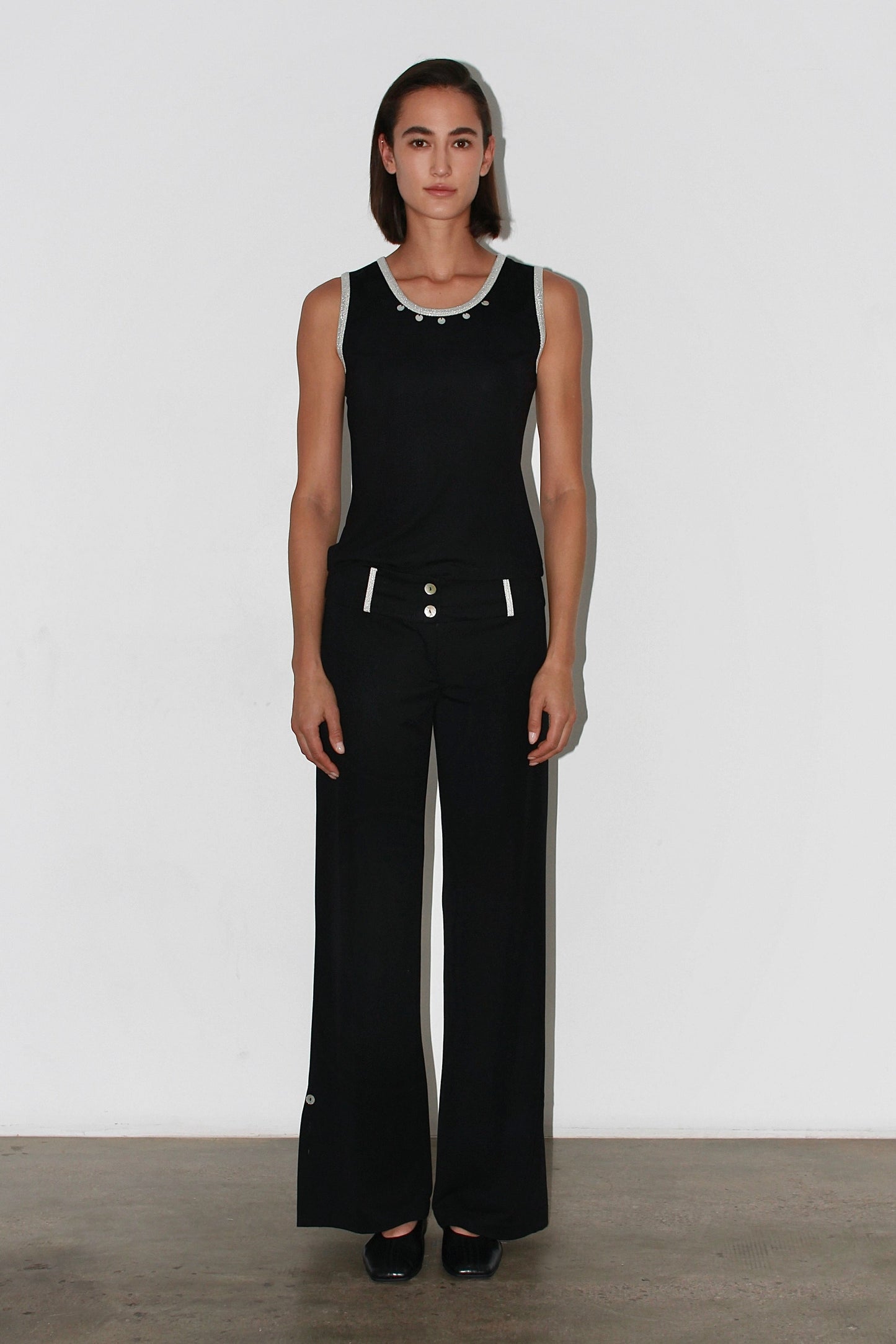 Front view of the Zeynep Pants – high-waisted black trousers with a straight and structured cut.