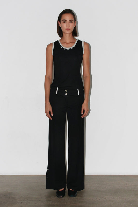 Front view of the Zeynep Pants – high-waisted black trousers with a straight and structured cut.