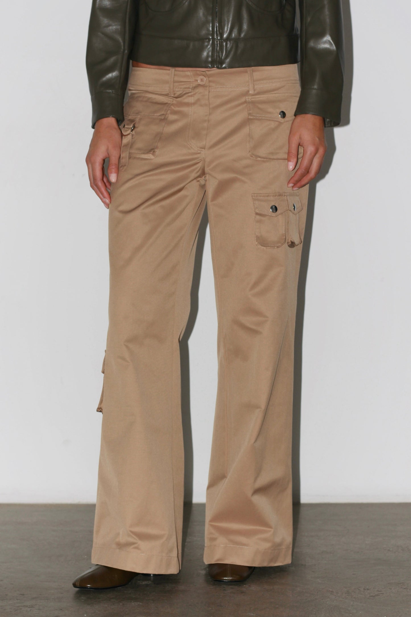 Close-up of the front – high waistband and structured seams showcasing Coloma’s craftsmanship.