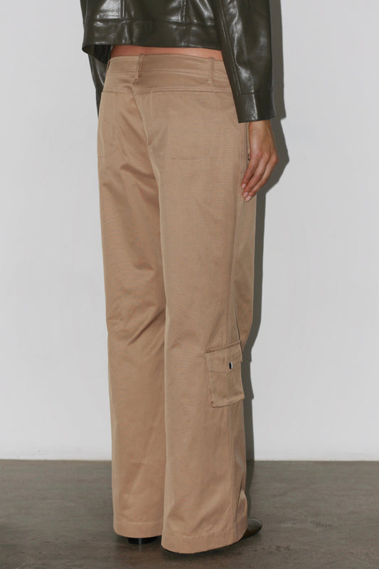 Three-quarter back view – natural beige fabric with fluid drape and timeless fit.