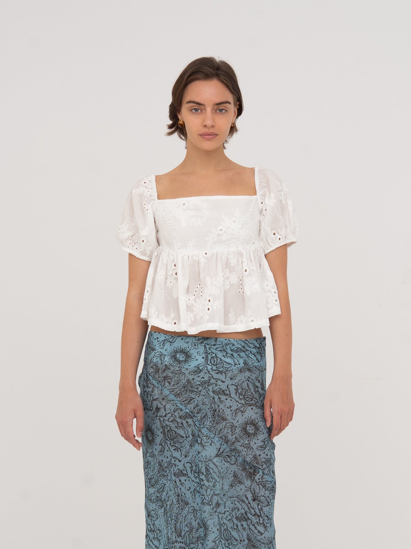 Vera Embroidered White Top camisas y camisetas