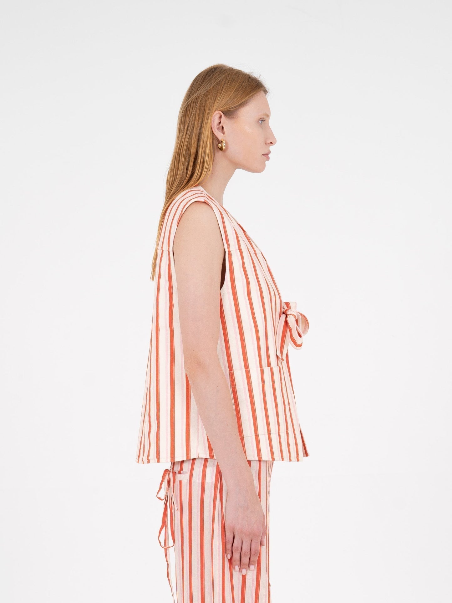 Zinnia Red Striped Printed Denim Vest camisas y camisetas