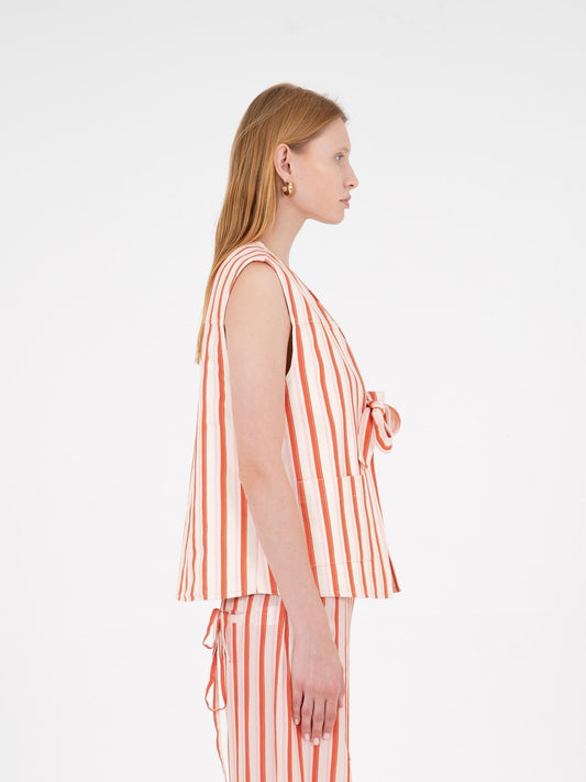 Zinnia Red Striped Printed Denim Vest camisas y camisetas