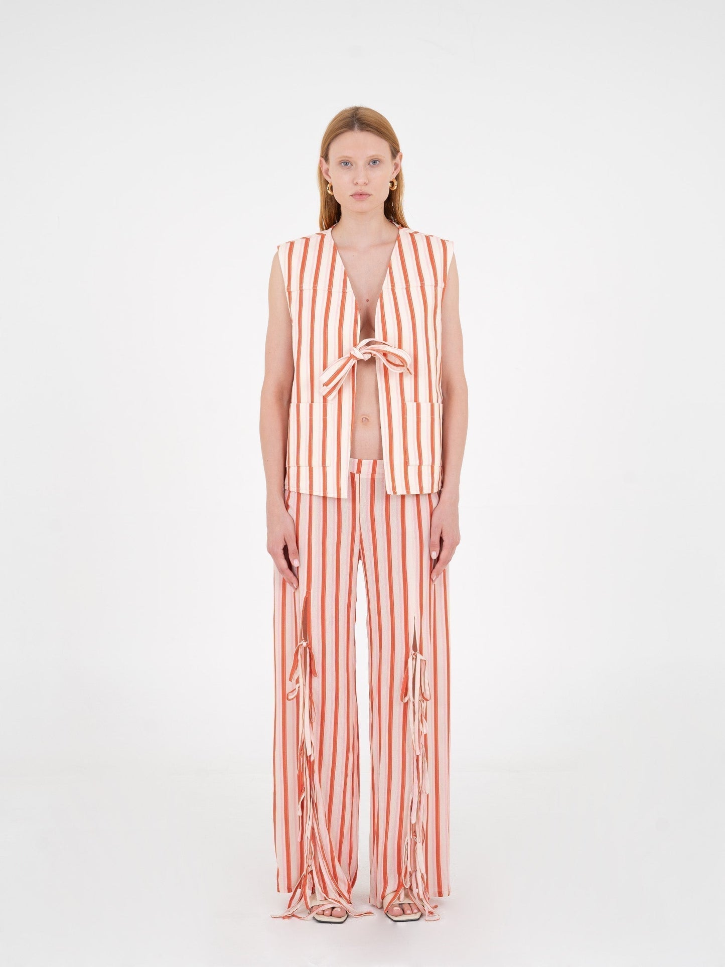Zinnia Red Striped Printed Denim Vest camisas y camisetas