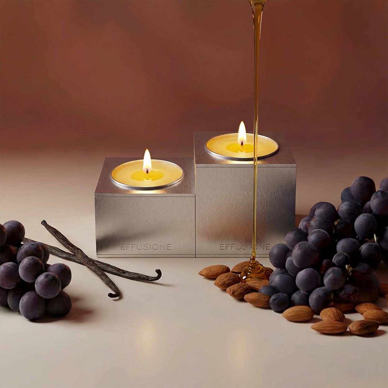Candele magnetiche Aura Double Uva Rara in alluminio satinato, fragranza con note fruttate e legnose.