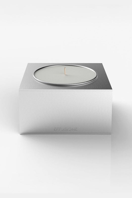 Aura One, candela singola grande Effusione in alluminio magnetica di design, vista frontale prospettica