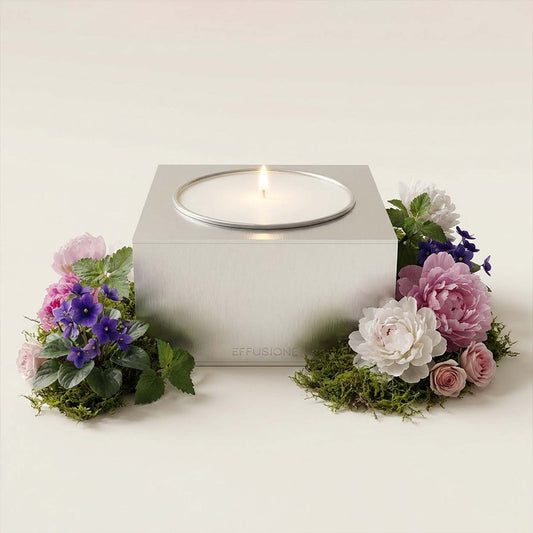 Candela magnetica Aura One Oasi Zegna in alluminio satinato, fragranza Oasi Zegna con note fruttate e ambrate.