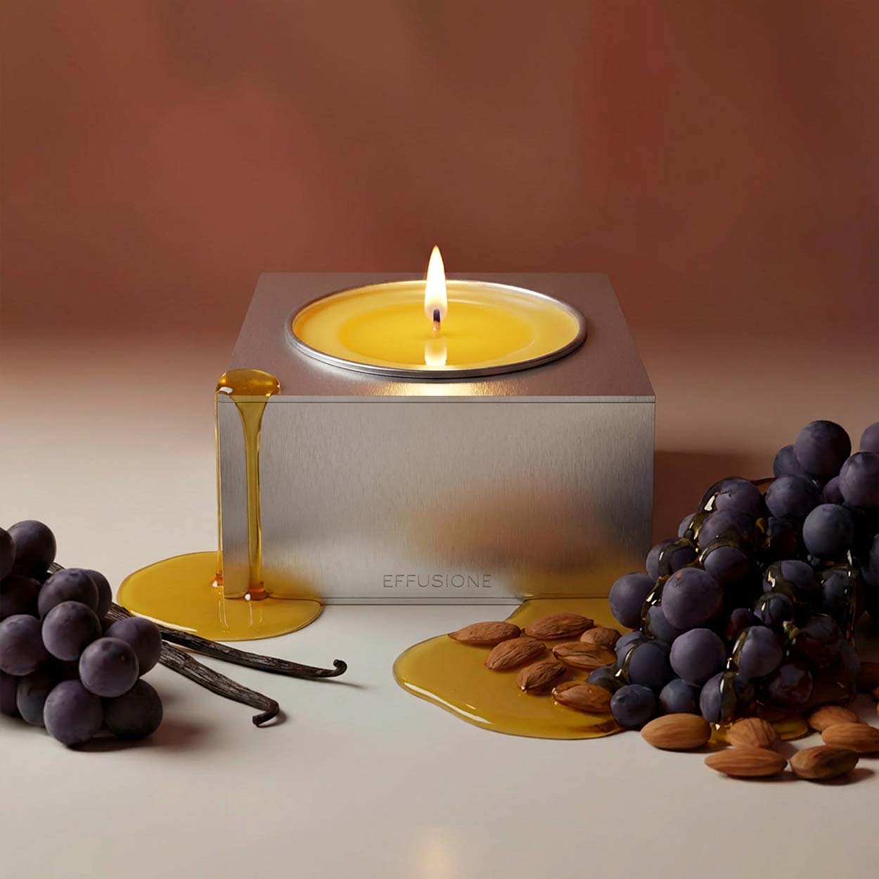 Candela magnetica Aura One Uva Rara in alluminio satinato, fragranza Uva Rara con note fruttate e legnose. 