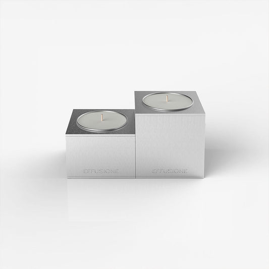 Aura Double, set di due candele piccole profumate Effusione in alluminio magnetiche di design, vista prospettica frontale