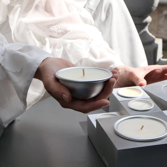 Ricarica grande formato L delle candele Aura Effusione in alluminio, mostrata in mano