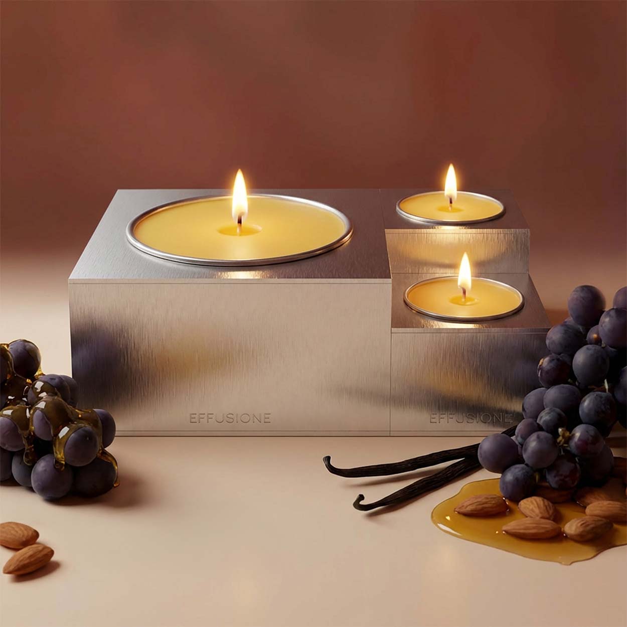 Candela magnetica Aura Uva Rara in alluminio satinato, fragranza Uva Rara con note fruttate e legnose. 