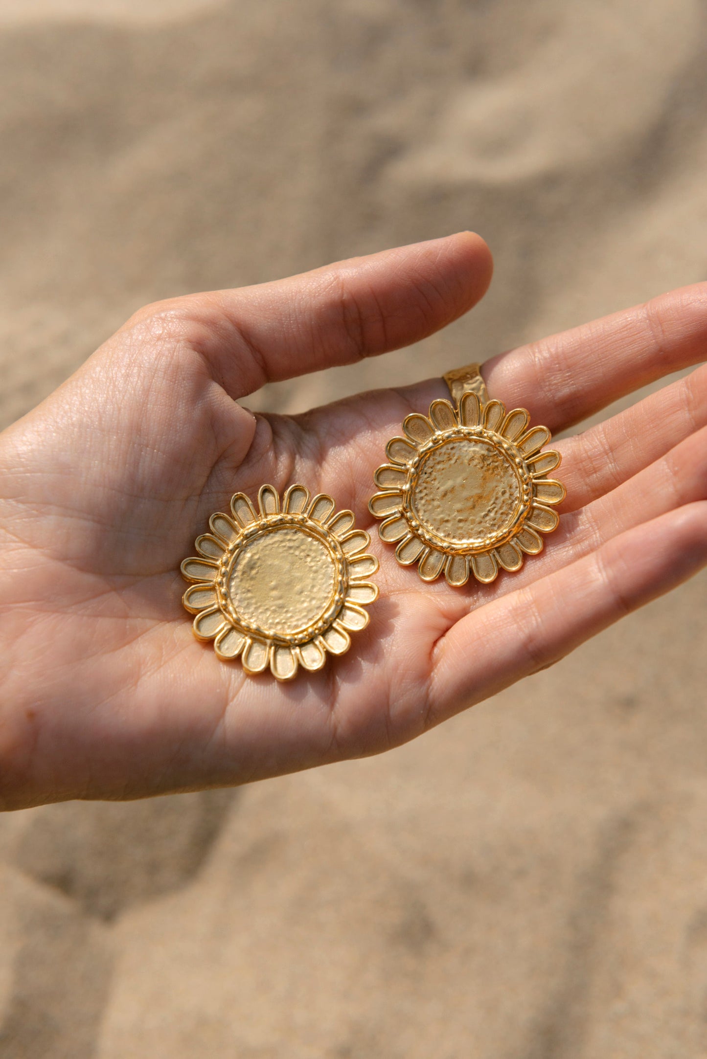 girasoles earrings gold hands