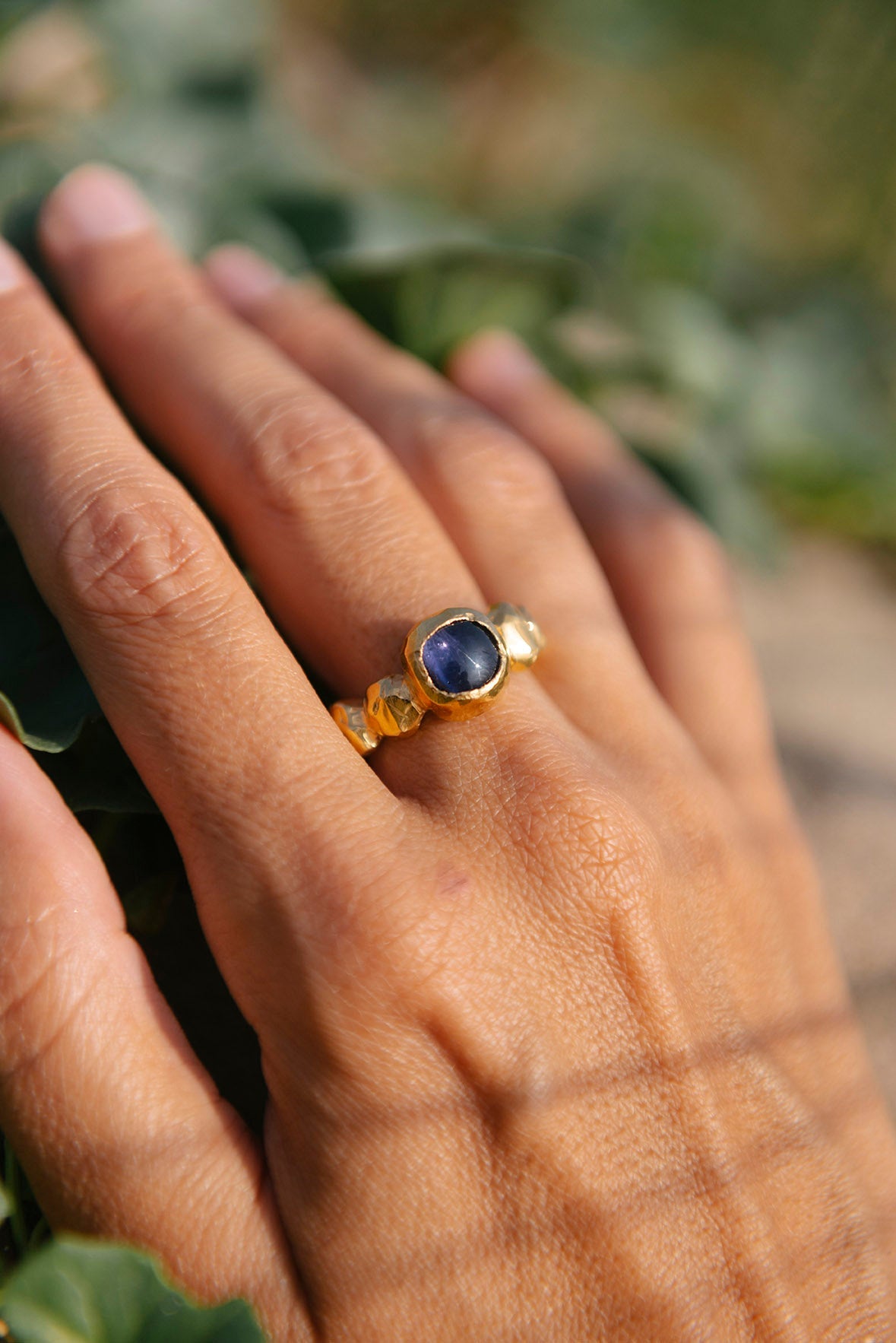 lodo ring gold iolite stone wearing